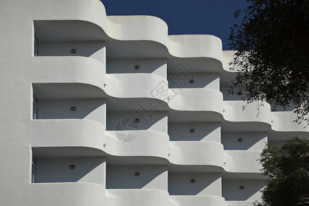 蓝天下现代西班牙酒店的外观图片