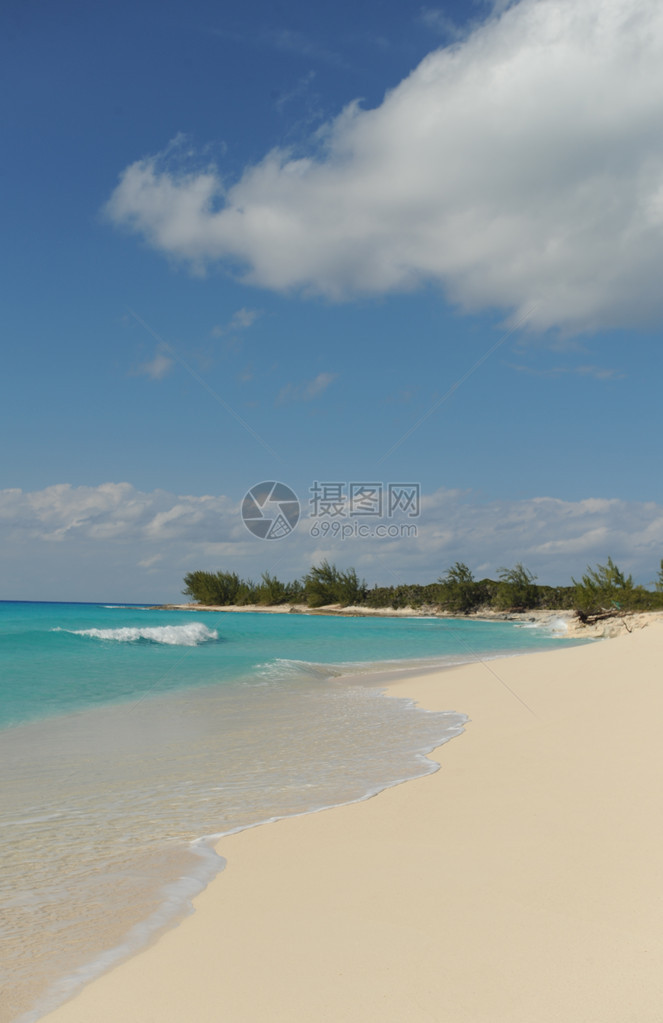 巴哈马热带海滩有白沙和绿宝石蓝色海洋图片