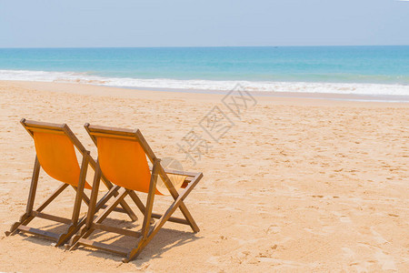 海洋沙滩上的沙滩椅图片