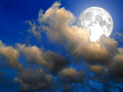 超级月亮闪耀在蓝天回云中由美国航天局提图片