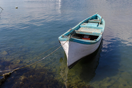 湖边的旧木划艇浅景深图片