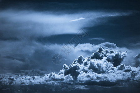 深蓝色夜空与云层图片