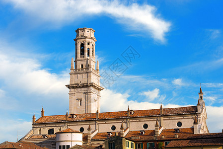 罗马式风格的维罗纳大教堂的细节图片