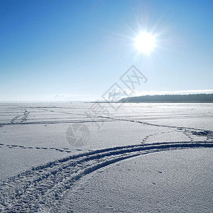 冬天结冰的湖面上的太阳图片