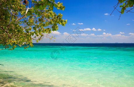 沙滩与深蓝的天空和碧绿的海水图片