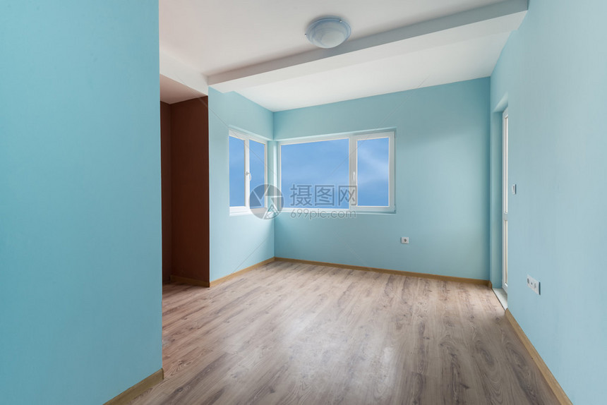 清空蓝色房间有窗户和一扇门包图片