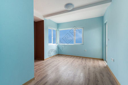 清空蓝色房间有窗户和一扇门包背景图片