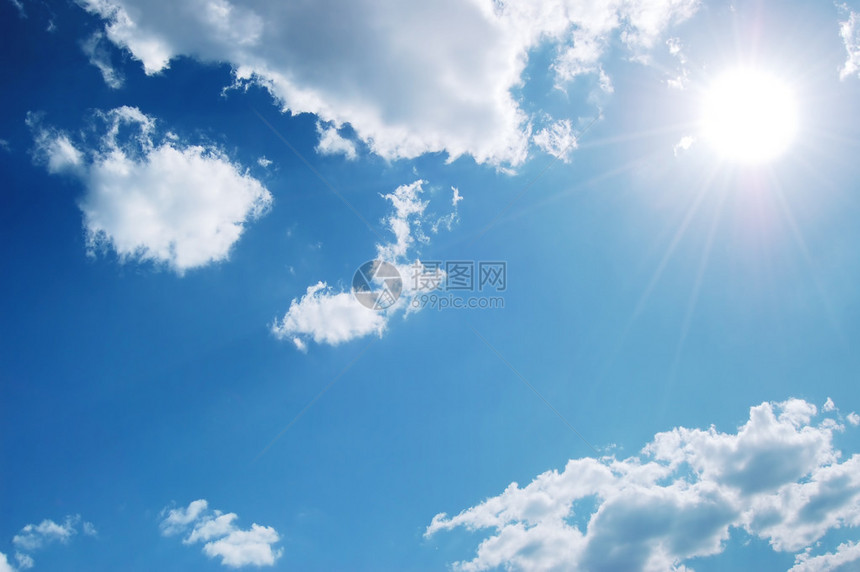 云彩和太阳反对蓝天图片