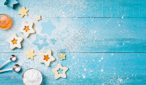 装饰圣诞Linzer饼干用冰糖和杏仁果酱图片