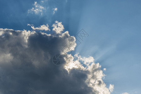 在蓝天的阳光与风雨如磐的云彩背景图片