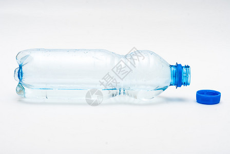 含饮用水的蓝色塑料瓶图片