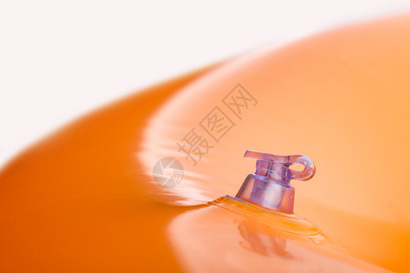 可充气的橙色浴垫有封闭阀门图片