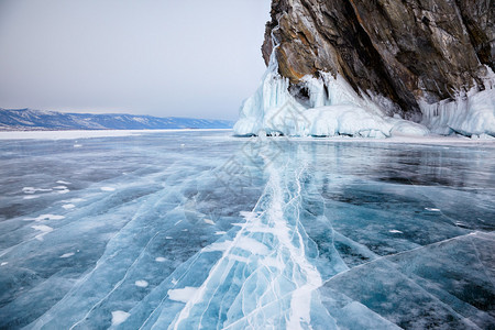 冬天的岩石冻成西伯利亚贝加尔湖的冰图片