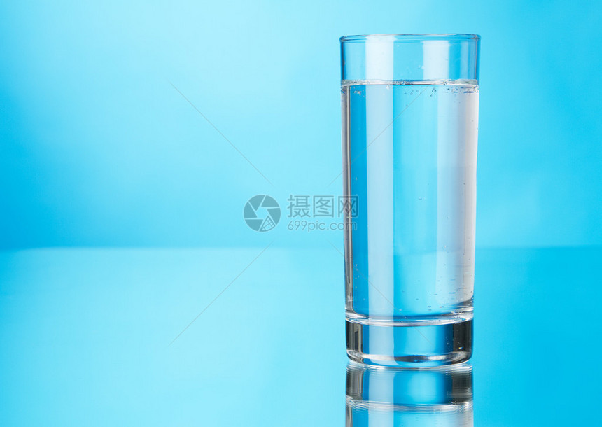 蓝色背景的玻璃水杯图片
