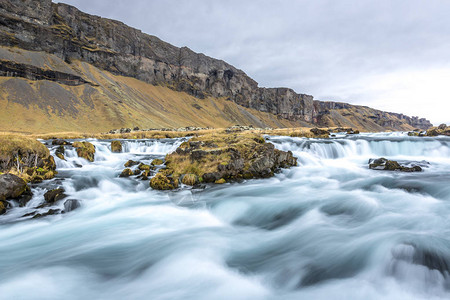 冰岛的河流在云中缓慢在图片