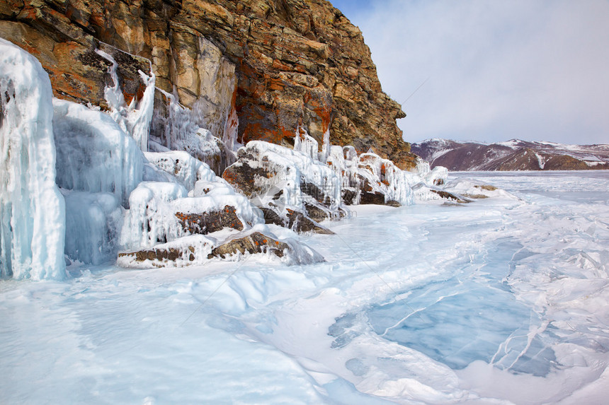 寒冬白海湖的冰层覆盖着蓝天图片