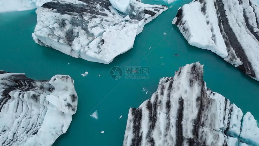 在冰岛南部海岸的Jokulsarlon湖边漂图片