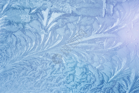 冬季玻璃上的冰纹图片