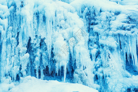 岩石上的蓝色冰柱结冰的图片
