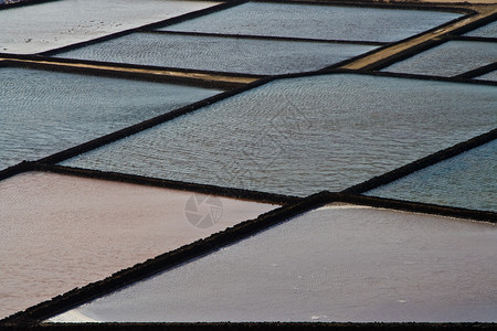 janubio盐碱地中的盐盆地图片