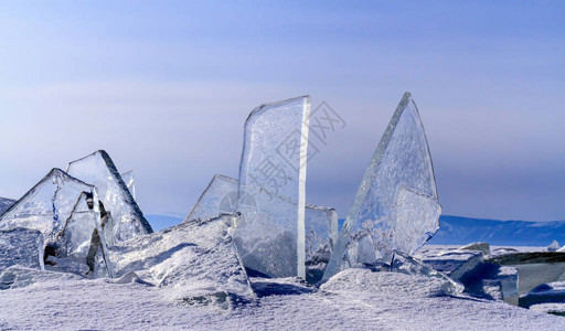 冰碎如玻璃般清晰的冰块图片