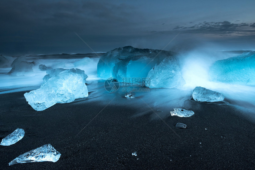 冰岛南部水晶黑沙滩上的冰山图片