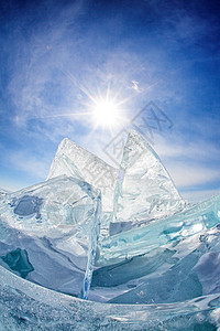 蓝天背景上的冰阳光普照图片