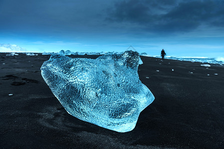 冰岛南部水晶黑沙滩上的冰山图片
