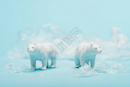 蓝底带多乙烯垃圾的玩具北极熊动物福图片