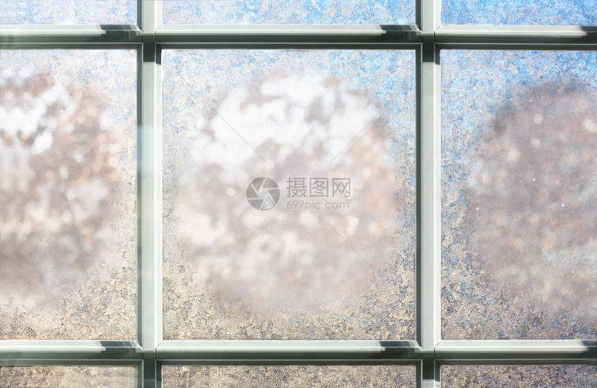 冬天窗户的背景图片