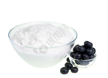 酸奶碗和蓝莓在白色背景图片