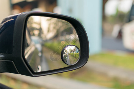 车侧面反射镜以具有交通反射背图片