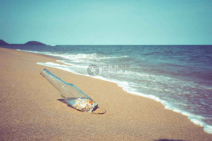 夏天的放松和休闲夏天在热带海滩带贝壳的瓶子图片