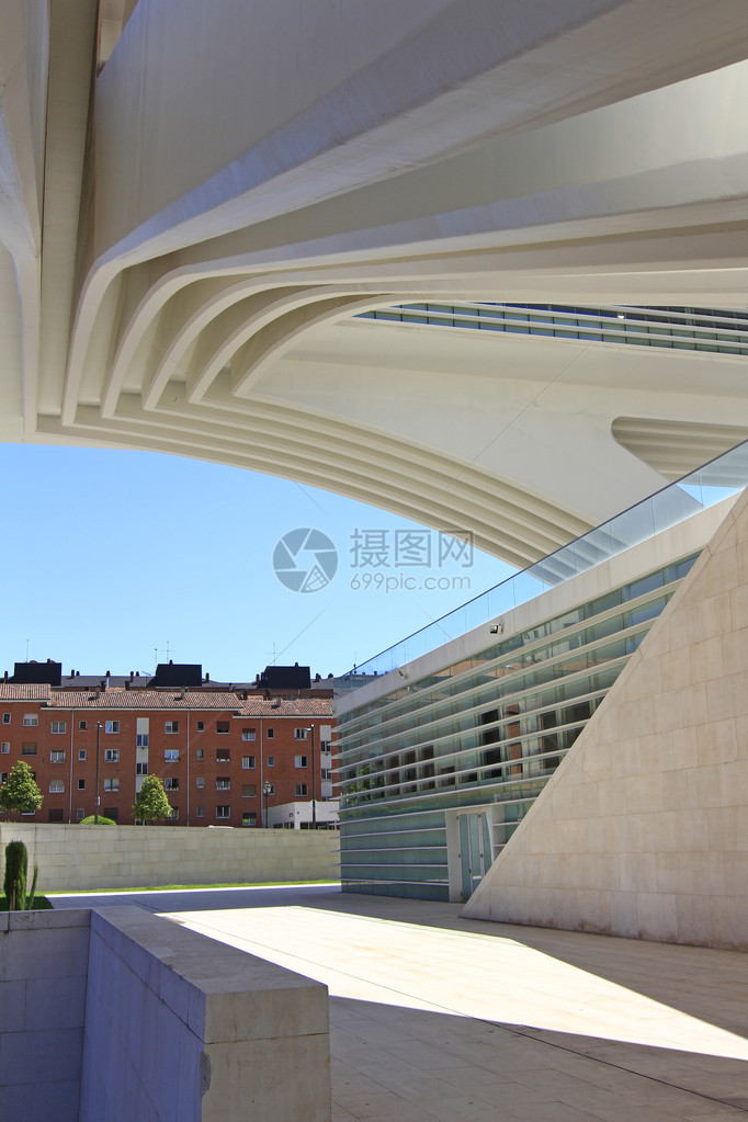 阿斯图里亚斯奥维耶多城展览中心由建筑师圣地亚哥卡拉特瓦设计图片