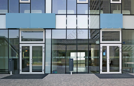 现代办公大楼新玻璃窗和门全景室图片