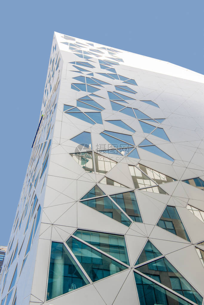 奥斯陆Barcode区现代白色几何建筑对蓝色天空的低角视图图片