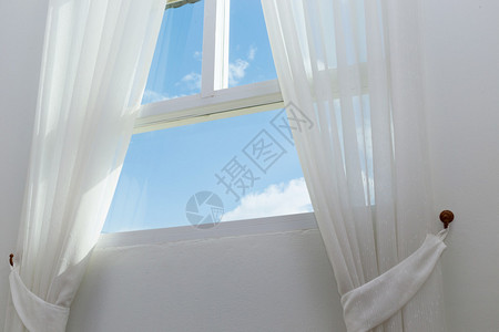 窗上的白色窗帘蓝天图片
