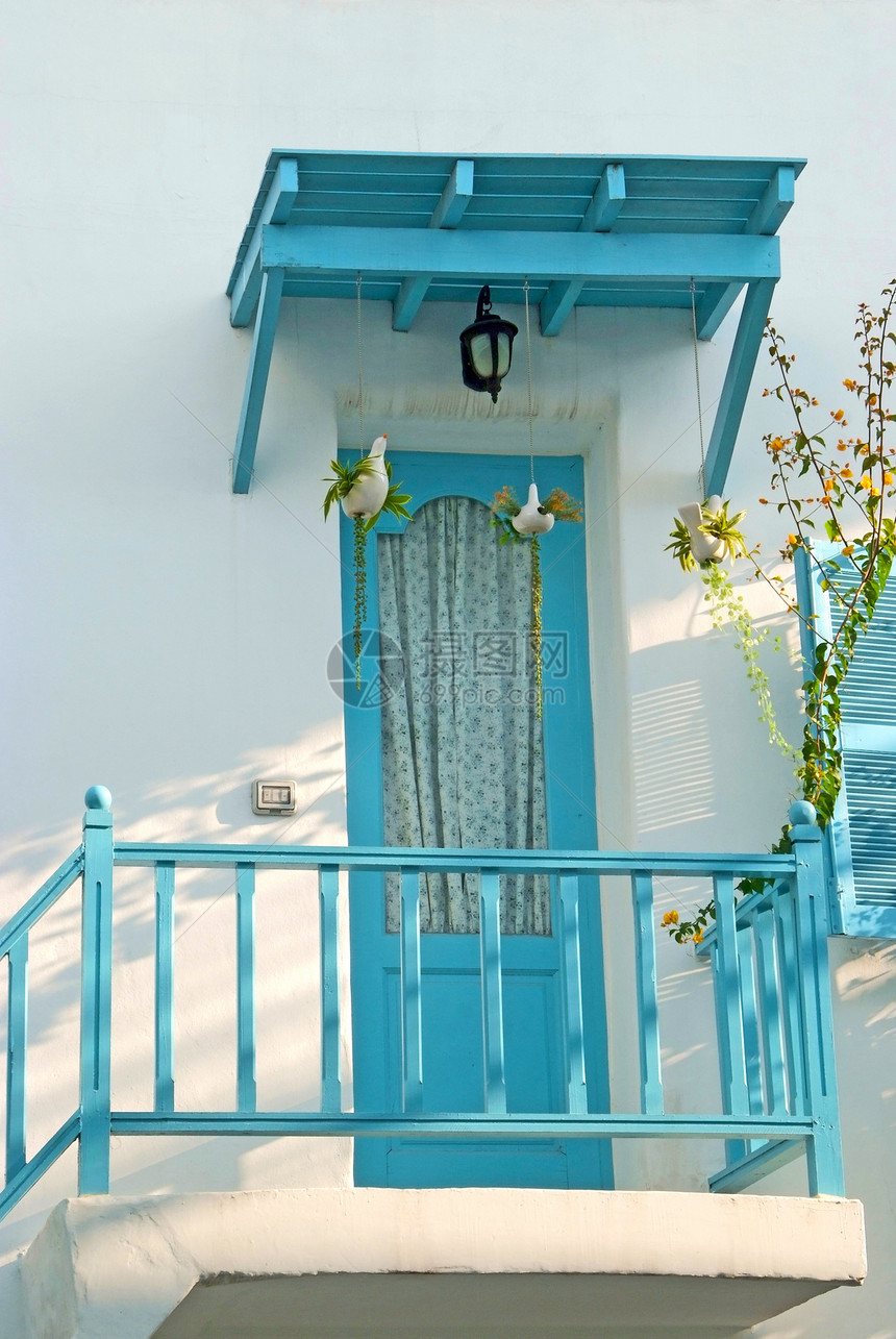蓝色的古老门窗和阳台装饰白色图片