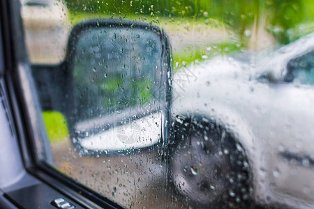 雨滴在车上侧镜内部视图图片