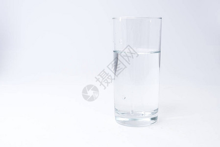 清洁饮用水倒在玻璃杯中以浅光背图片