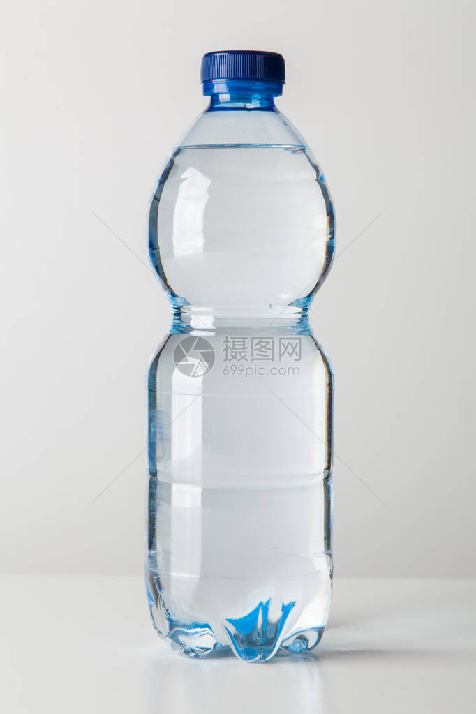 塑料水瓶和玻璃图片