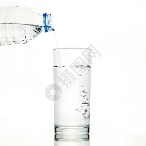 水瓶将水倒在白色背景的玻璃上图片