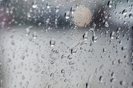 车窗上雨滴的特写图像图片