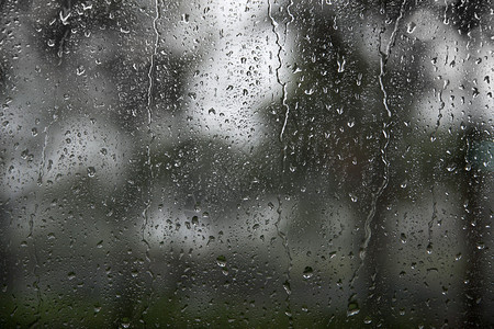大雨期间有雨滴的窗户图片