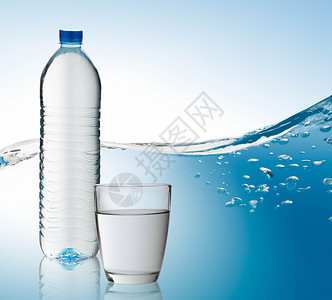 一瓶水和玻璃背景图片