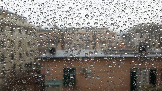 春雨过后热诺瓦市窗户上滴水的美图片