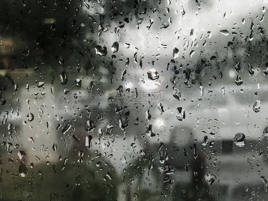 雨季背景下在玻图片