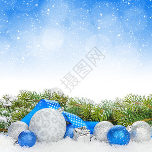 圣诞节彩色装饰和雪卷边树有b图片