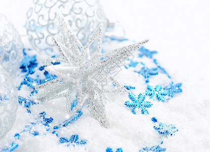 雪地上的圣诞蓝色和银色装饰图片