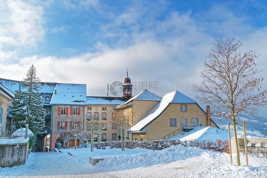 瑞士弗里堡州格鲁耶雷斯镇美丽的中世纪建筑图片